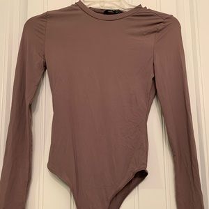 Mauve form-fitting long-sleeve bodysuit